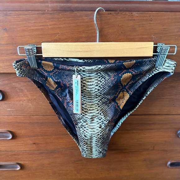 SKIMS Snake Print Bikini Bottom - Size M *NWT - Picture 1 of 3
